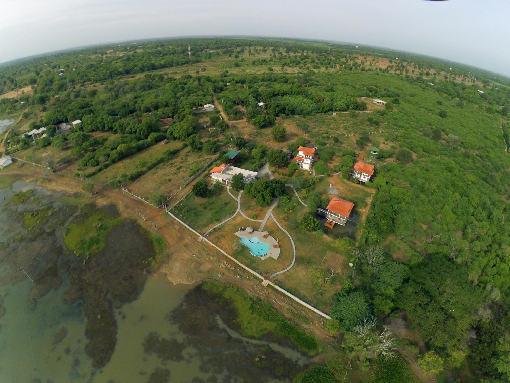 Lake Villa Resort Тіссамахарама Екстер'єр фото